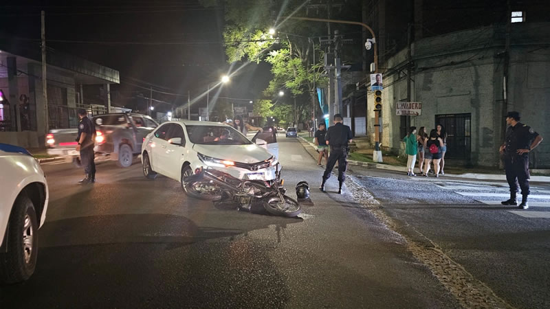 Motociclista lesionado tras chocar en Av. Eva Perón