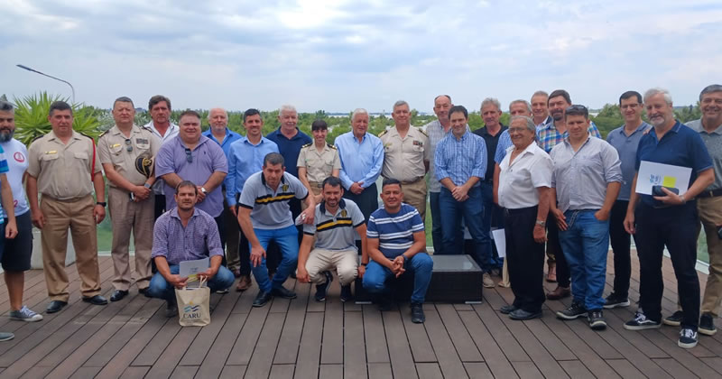 CARU entregó desfibriladores y elementos de seguridad a clubes náuticos de la ciudad