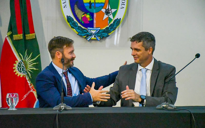 Cresto y Azcué formalizaron el traspaso de mando y una nueva gestión asumió el gran desafío de gobernar Concordia