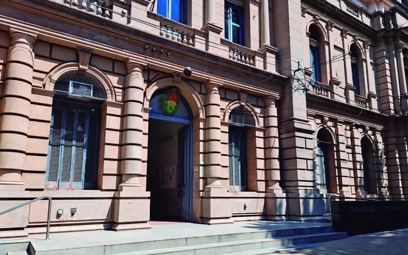 Una mujer acusada por asesinato fue agredida en la esquina de tribunales por los familiares de la víctima