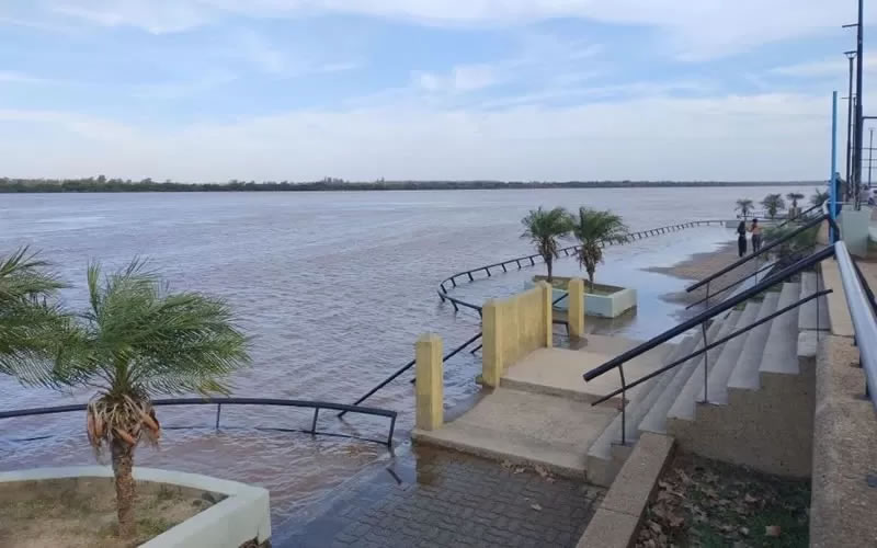 El río continúa descendiendo y tratan de poner en condiciones la costanera