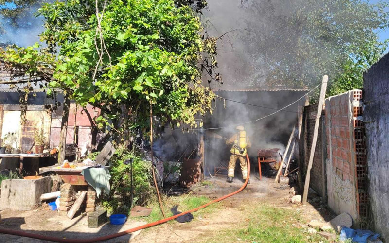 Bomberos debieron combatir las llamas en un galpón de herramientas