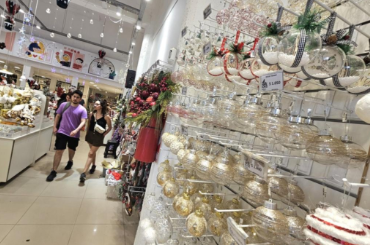 Armar el espíritu navideño: Precios y variedades para decorar el arbolito