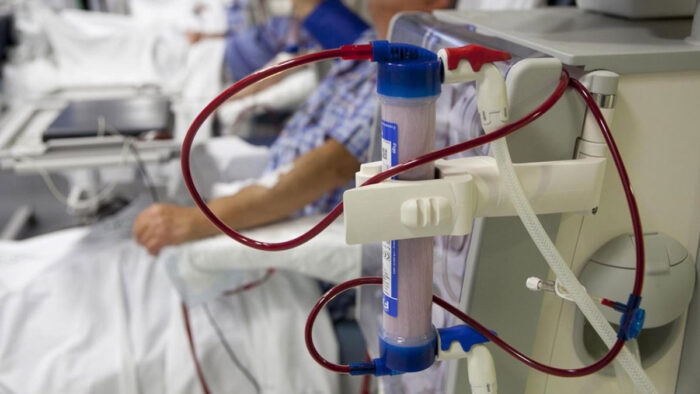 Por la escases de insumos médicos, alertan que peligra el tratamiento de 30.000 pacientes de diálisis
