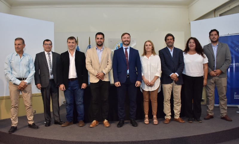 Azcué redujo un 45% los cargos políticos