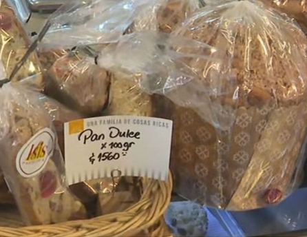 Una panadería vede pan dulce en rodajas para que sus clientes puedan comprarlo debido a la crisis