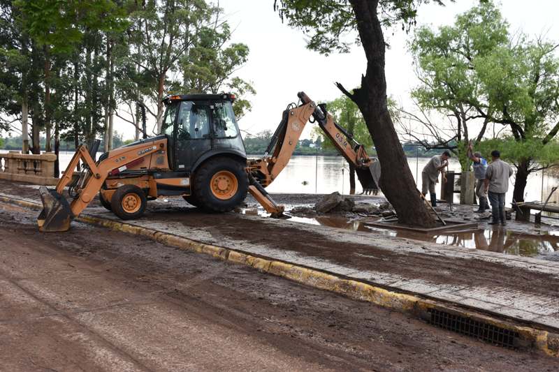 Tareas de limpieza en las zonas que fueron afectadas por la inundación