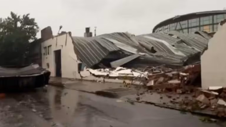 Por el fuerte temporal, un techo colapsó en un club deportivo de Bahía Blanca: hay al menos 13 muertos y varios heridos graves
