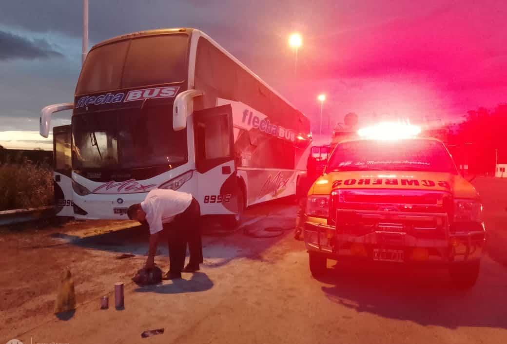 Incendio de ómnibus de larga distancia en en zona del Peaje Yeruá