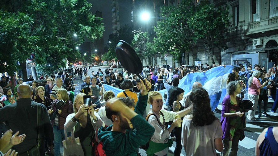 Se registraron cacerolazos en varias ciudades en rechazo al DNU que desregula la economía
