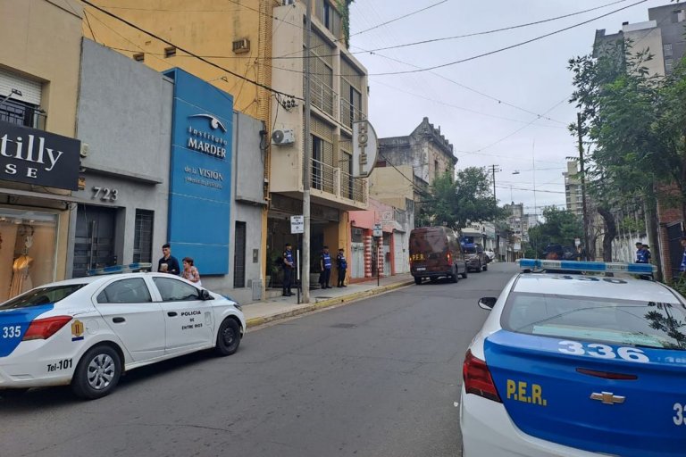 Personal policial debió irrumpir en la habitación de un hotel porque una persona amenazaba con quitarse la vida