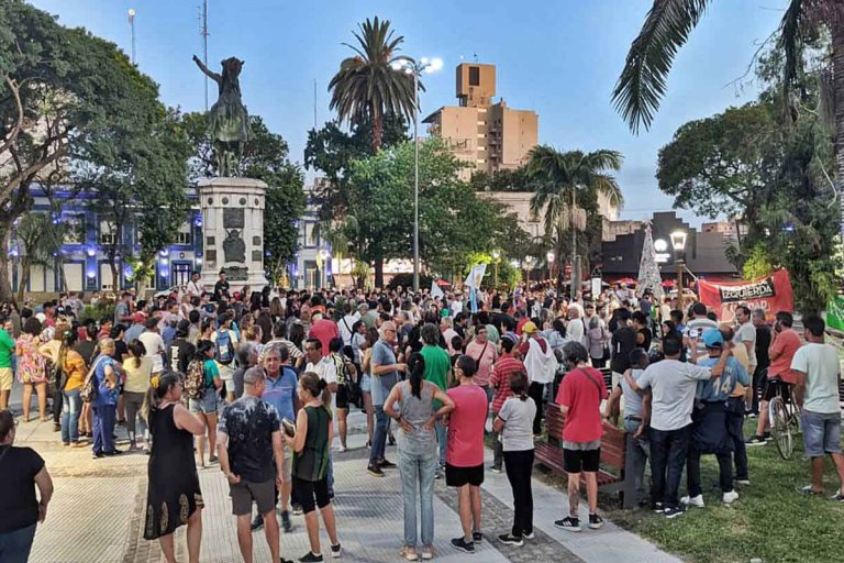 La protesta contra el DNU de Milei tuvo su réplica en la plaza 25 de Mayo