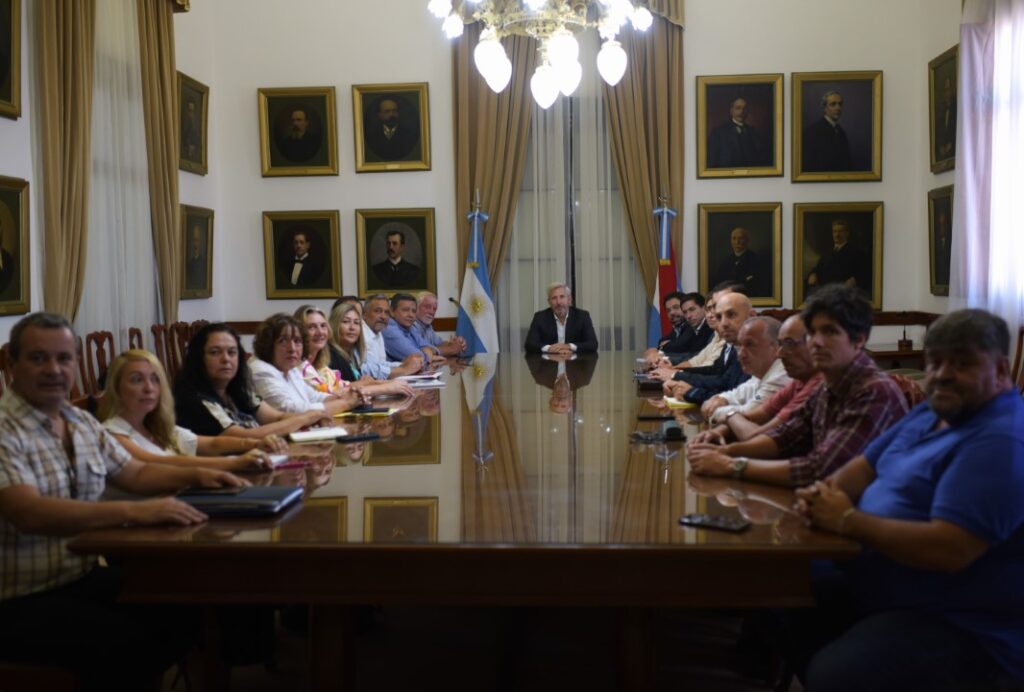 Provincia propuso un incremento del 18% a los estatales