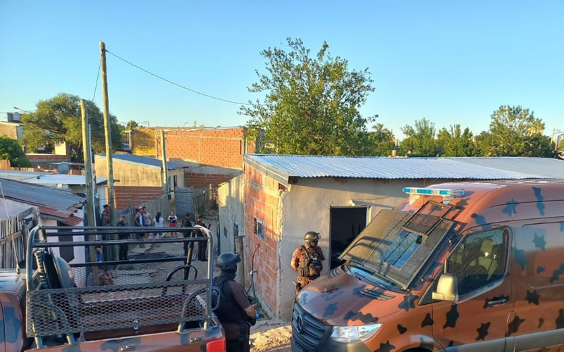 En varios allanamientos secuestran droga, dinero y un arma de fuego