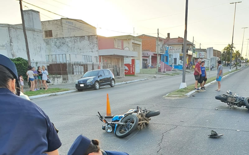 Fuerte choque entre dos motos deja en estado grave a una mujer embarazada