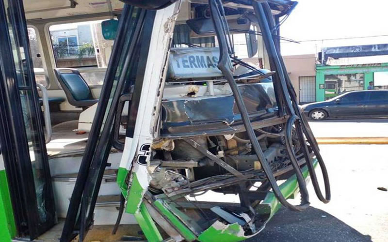 Colectivo impactó contra otro por detrás en Av. Monseñor Rosch