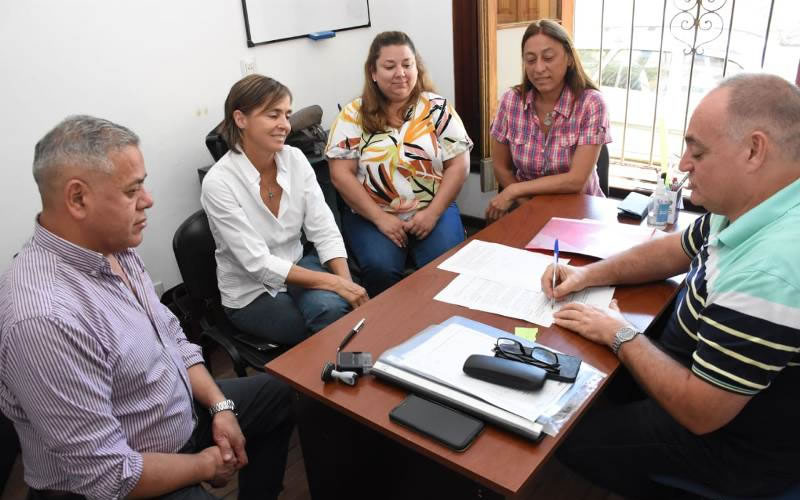Firman un convenio con Departamental de Escuelas para el cuidado de los espacios verdes en las escuelas