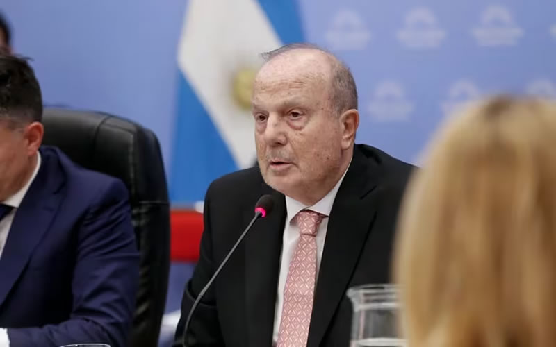 El Gobierno oficializó la renuncia de Guillermo Ferraro y el traspaso de Infraestructura a Luis Caputo