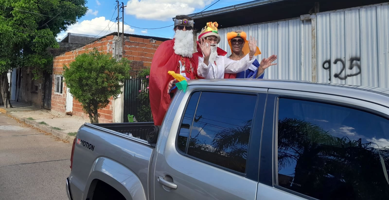 Los tres Reyes Magos recorrieron los barrios entregando dulces y juguetes a los niños
