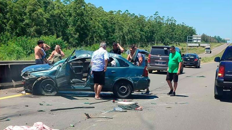 Ruta 14: Un auto impactó contra el cantero central en zona de La Criolla