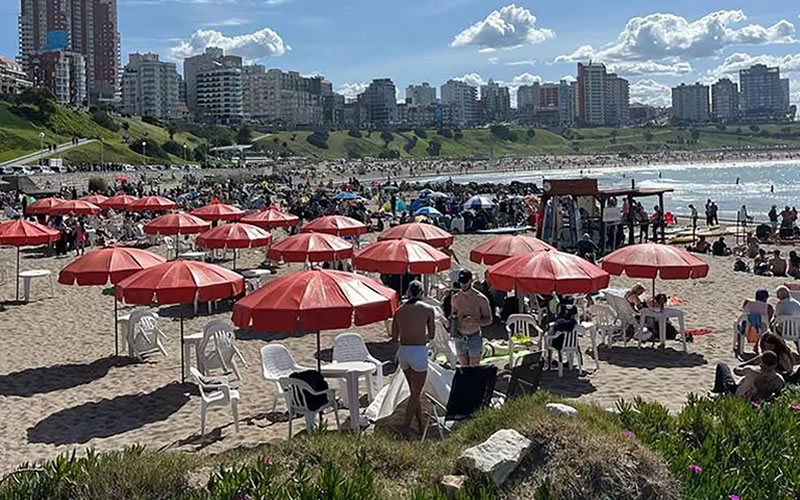 Casi la mitad de las familias de clase media analiza no salir de vacaciones por la situación económica