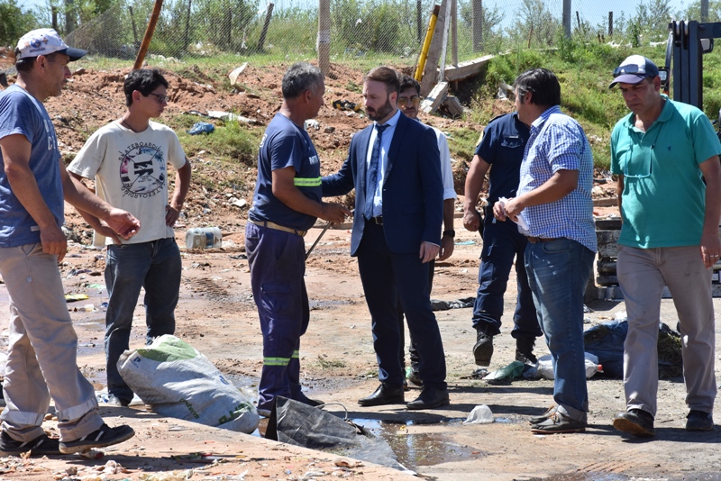 En su recorrida por la planta de reciclaje el intendente Azcue reconoció que «hay mucho por hacer»