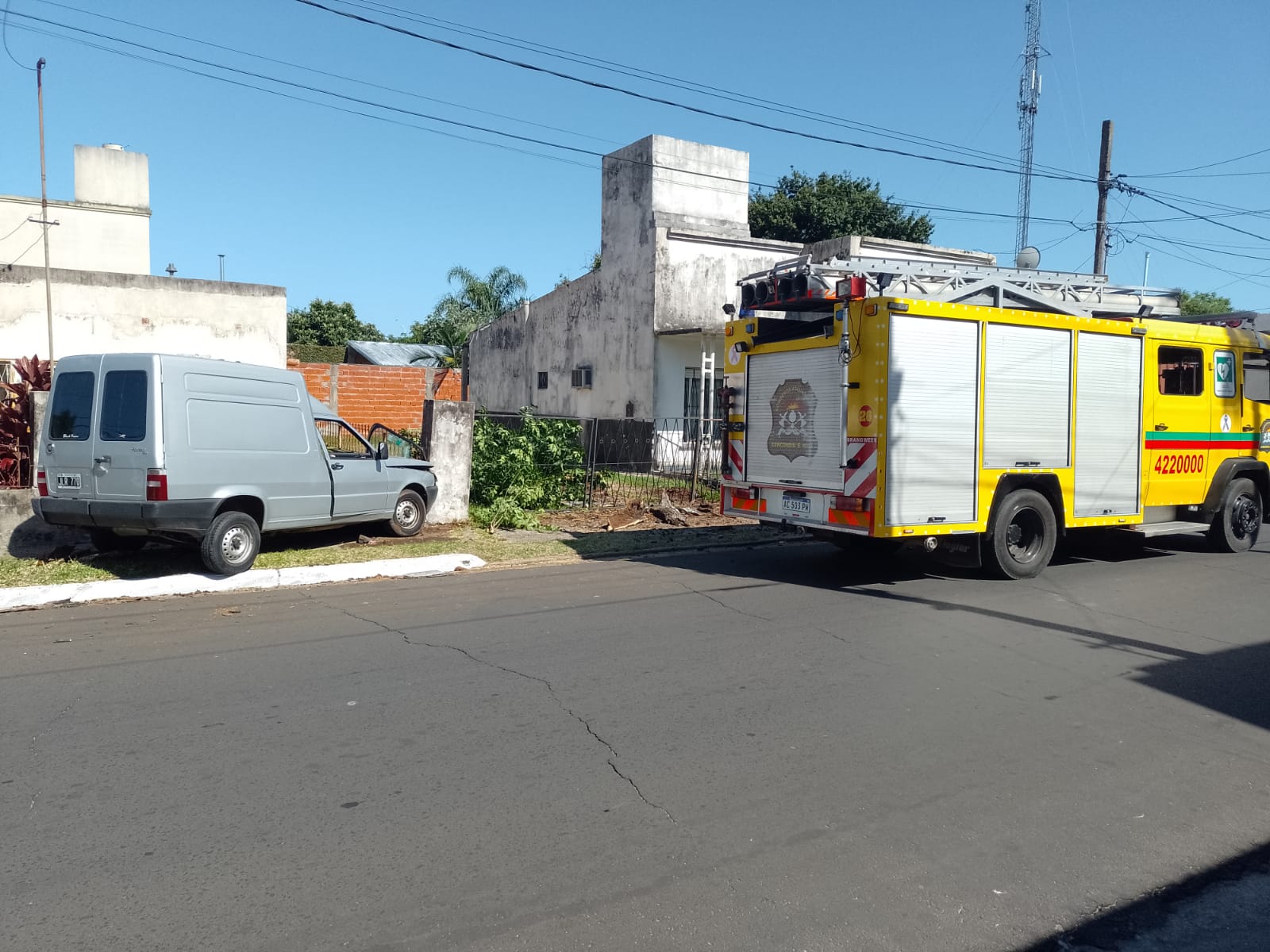 Chocó contra un automóvil y terminó en el frente de una vivienda