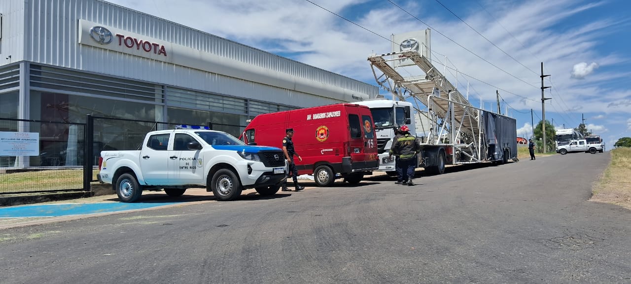 Un camionero falleció al tocar cables de alta tensión frente a una concesionaria sobre la Autovía Artigas