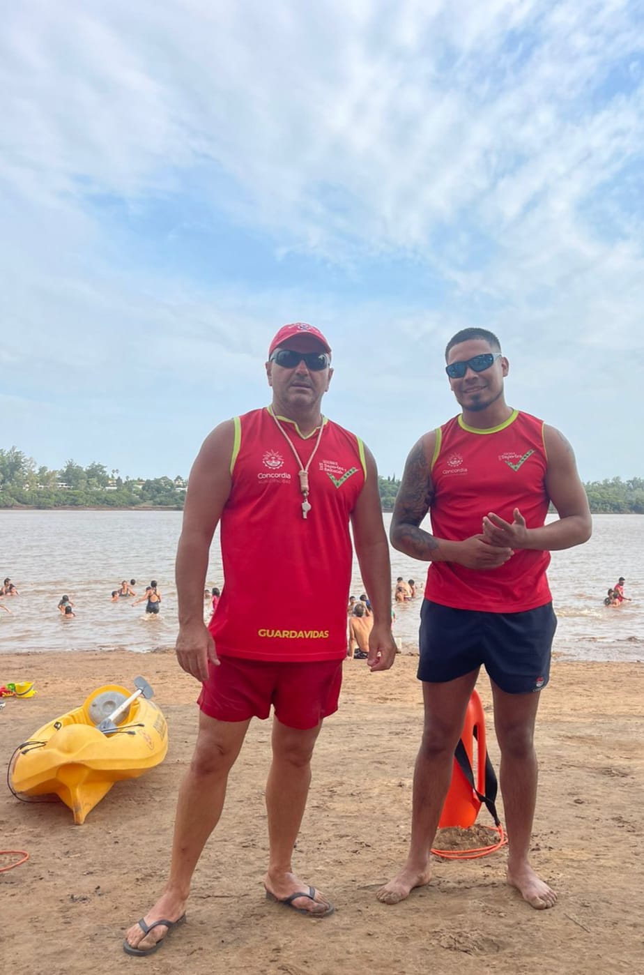 Exitoso rescate en Playa Los Sauces: Guardavidas honran su día salvando a joven nadador