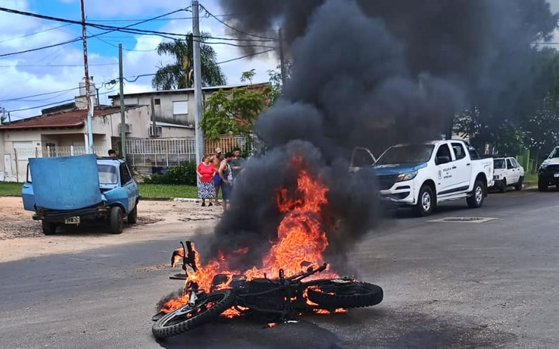 Tras un choque: Un policia fue derivado al hospital y su moto se incendió por completo