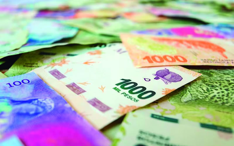El Gobierno oficializó el aumento del salario mínimo de $180.000 en febrero y $202.800 en marzo