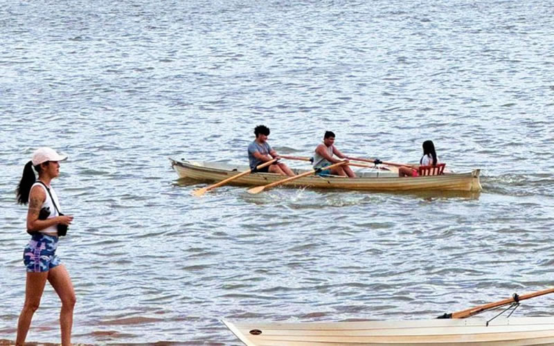 26 remeros pusieron en juego su destreza en las aguas de la playa «Los Sauces», en el inicio del torneo del Club Regatas