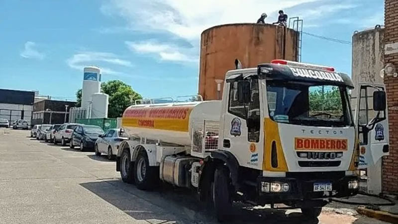 Bomberos Voluntarios brindan asistencia debido a la falta de agua que afecta a la ciudad