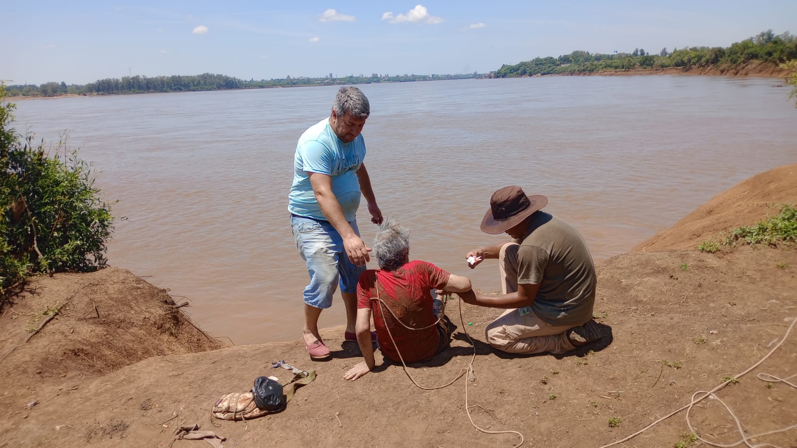 Guardaparques de San Carlos debieron actuar en rescate de un abuelo que se encontraba en el agua en zona de barrancas