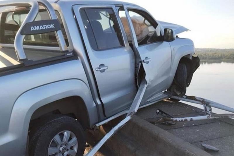 Camioneta embistió la baranda del puente Artigas y quedó al borde del abismo