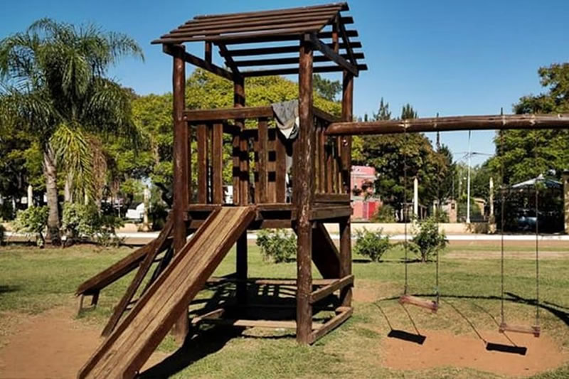 El municipio informa sobre la rotura de un juego de madera donde se lesionó una niña
