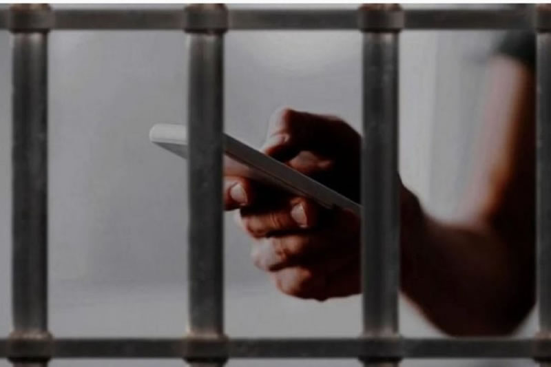 Policías de la región son investigados tras facilitarle telefonía celular a un detenido