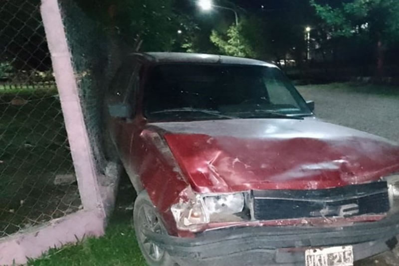 Se descompensó y chocó a varios vehículos estacionados