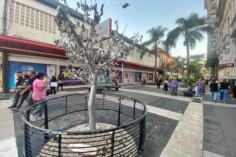 El Concejo Deliberante decidió devolver a su propietario la obra “Árbol de la Vida” que se encuentra en la Peatonal