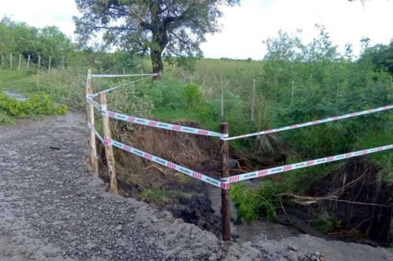 Cayeron 305 milímetros en el límite de Entre Ríos y Corrientes y colapsó una ruta