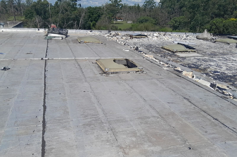 Un trabajador muere al caer de una altura de 6 metros del techo de un depósito