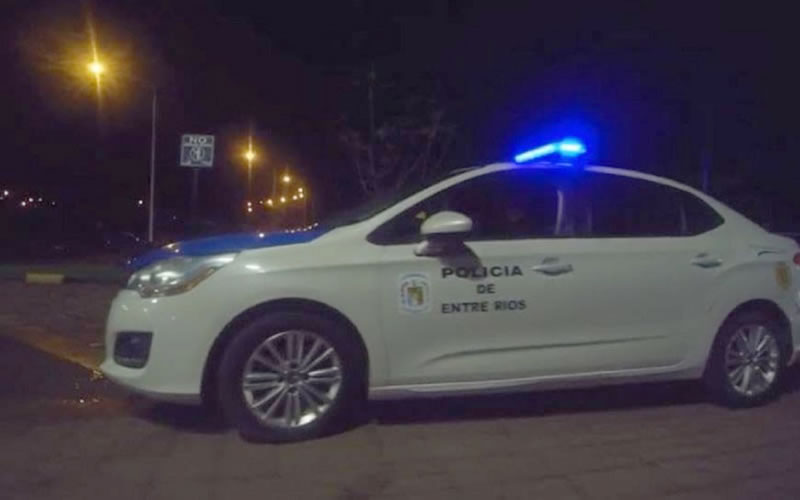 Motochorros le robaron a una mujer y en el intento de escape vecinos lograron atrapar a uno