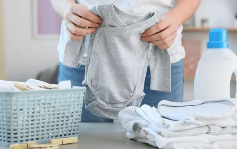 Aprende a lavar la ropa de tu recién nacido para evitar irritaciones en su piel