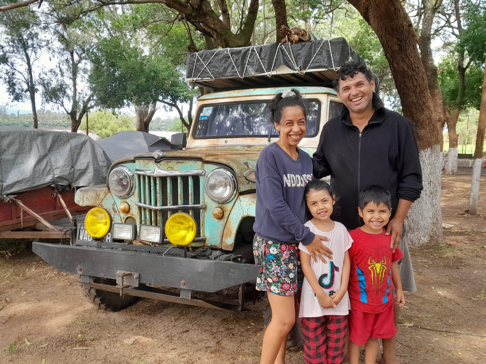 Sin fronteras: La familia que recorre América Latina en una camioneta de 1964
