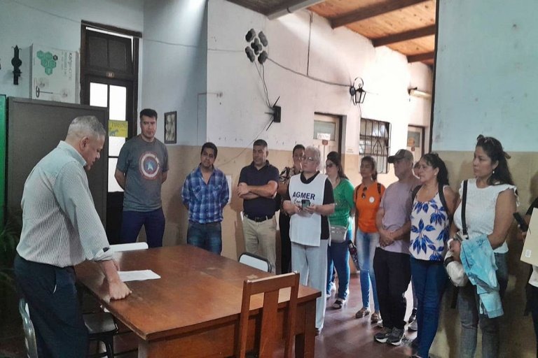 La comunidad educativa de la escuela «Augusto Niez» se movilizaron hasta Departamental de Escuelas