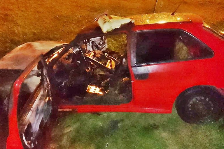 Se está investigando como fue que un automóvil choco contra una columna y se incendió: no había conductor