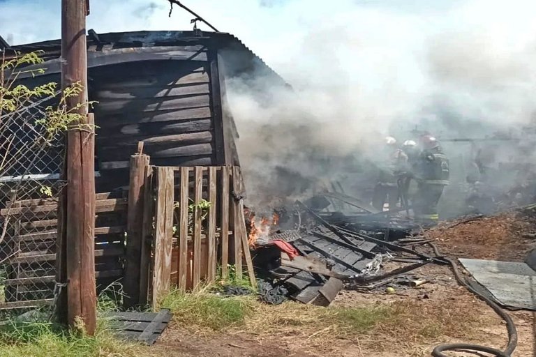 Las llamas destruyeron una vivienda de madera y provocaron la muerte de un perro