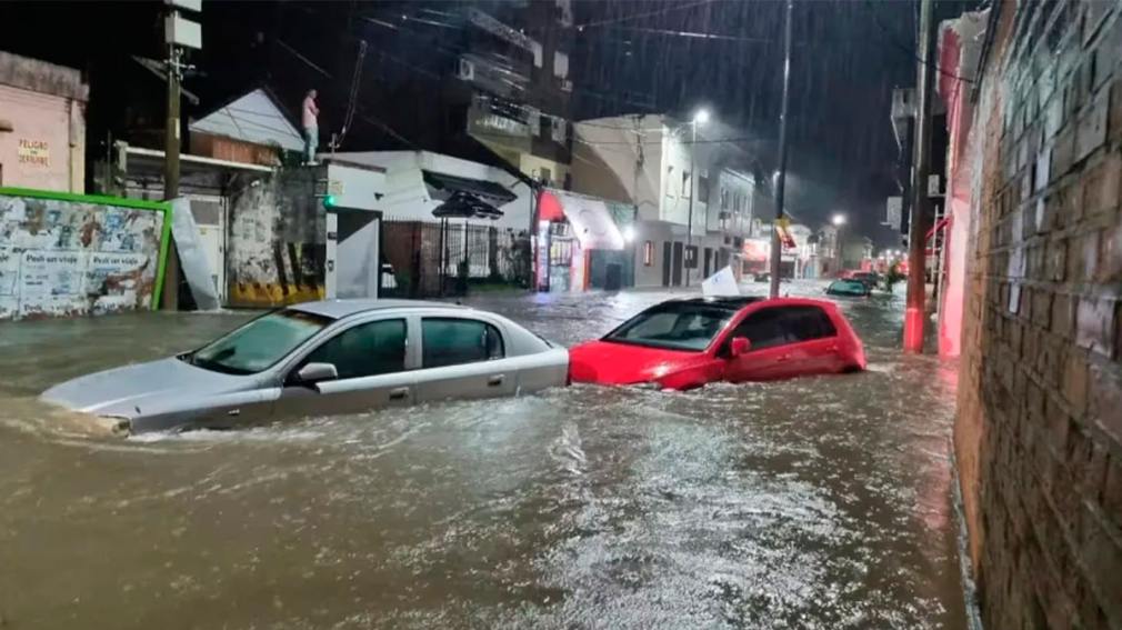 El peor temporal en la historia de Corrientes: Casi mil evacuados, clases suspendidas y sigue la alerta por tormentas