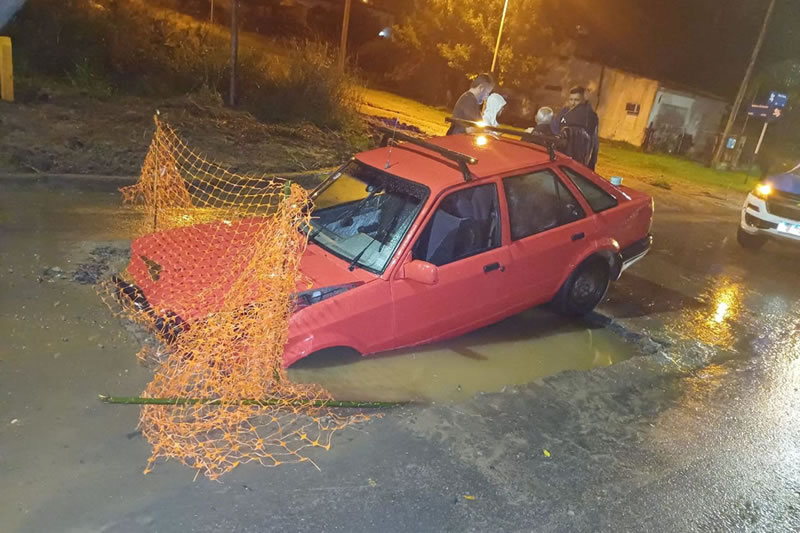 Un auto cayó  en un pozo sobre calle Sara Neira