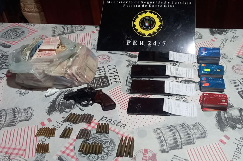 Denunció que le apuntó con un arma cuando le reclamó que le devolviera su tarjeta de débito la cual empeñó para sacar un préstamo